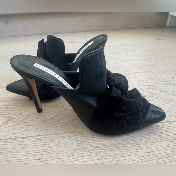 Veronica Beard
Leather Bow Accents Mules black 
Women's Size 37.5 - Picture 6 of 15